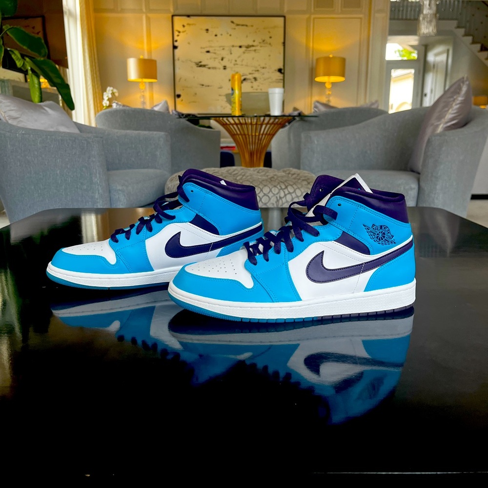 Air Jordan 1 Mids Hornet’s